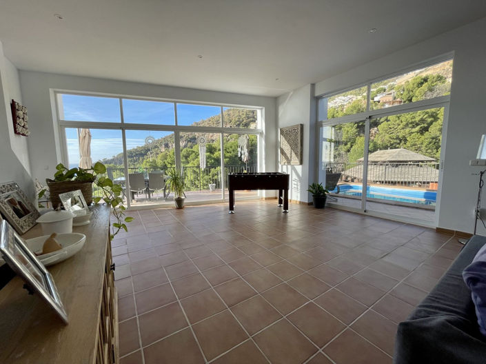 Image No.47-6 Bed Property for sale