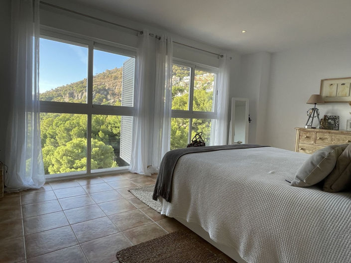 Image No.50-6 Bed Property for sale