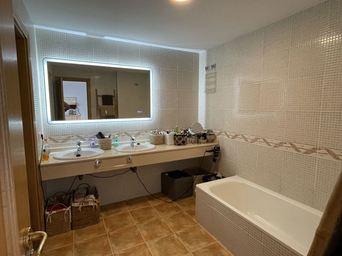 Image No.52-6 Bed Property for sale