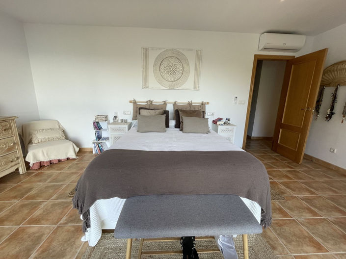 Image No.55-6 Bed Property for sale