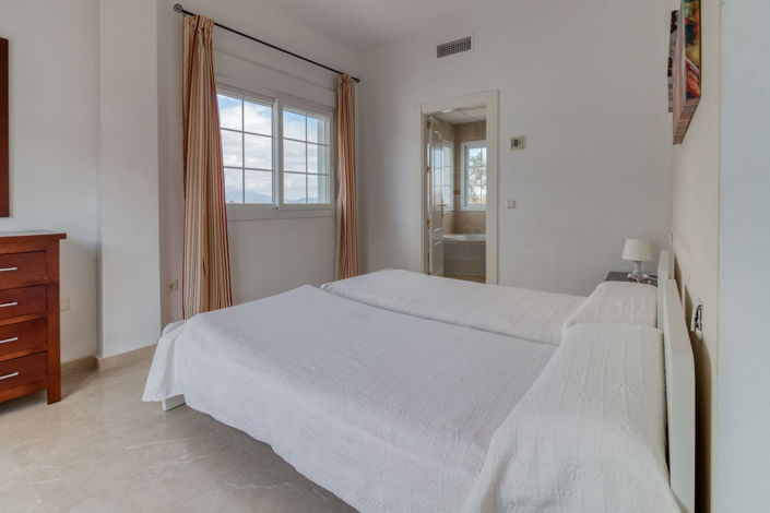 Image No.14-4 Bed Property for sale