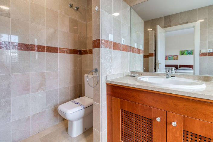 Image No.24-4 Bed Property for sale