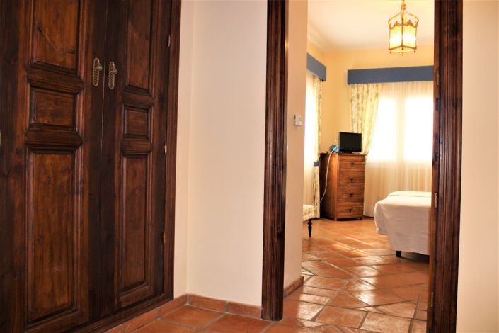 Image No.30-5 Bed House for sale