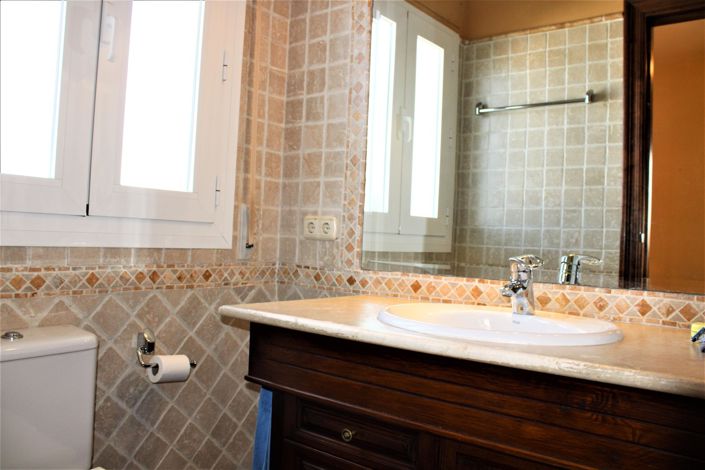 Image No.38-5 Bed House for sale