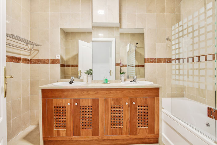 Image No.20-4 Bed Townhouse for sale