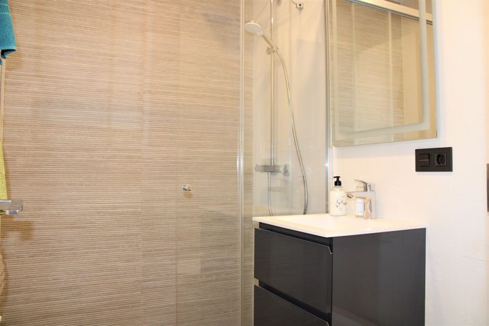 Image No.18-6 Bed House for sale