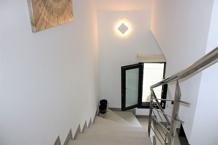 Image No.24-6 Bed House for sale