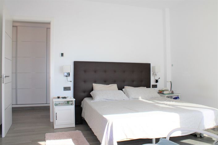 Image No.26-6 Bed House for sale