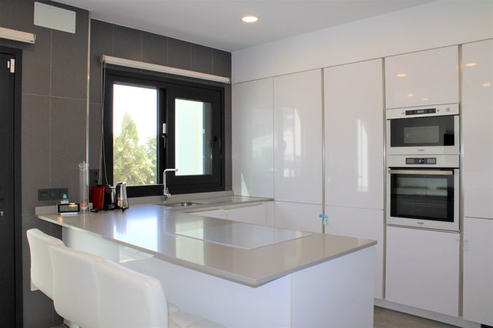 Image No.4-6 Bed House for sale