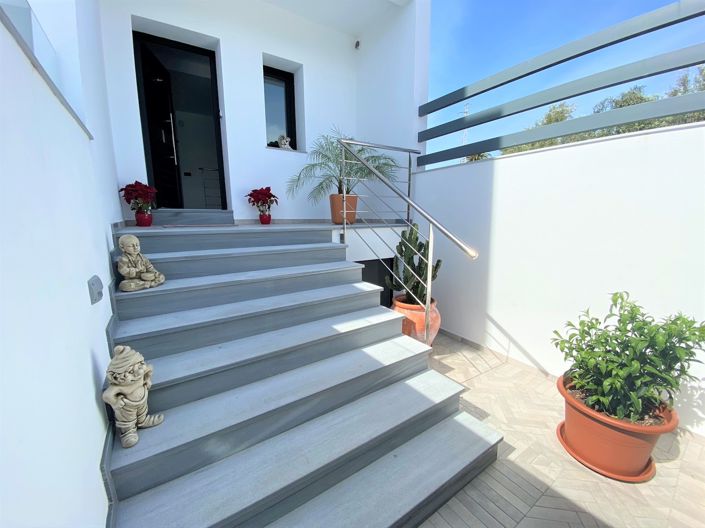 Image No.6-6 Bed House for sale