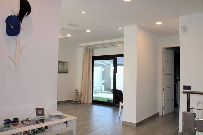 Image No.7-6 Bed House for sale