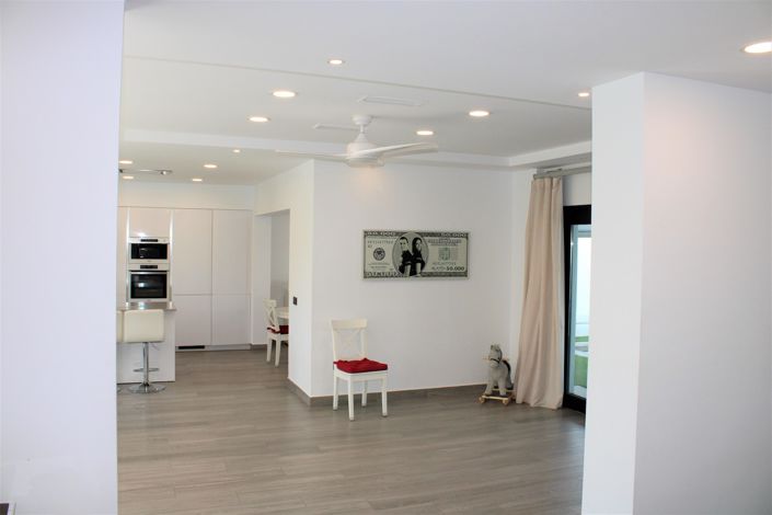 Image No.8-6 Bed House for sale