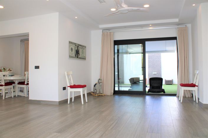 Image No.9-6 Bed House for sale