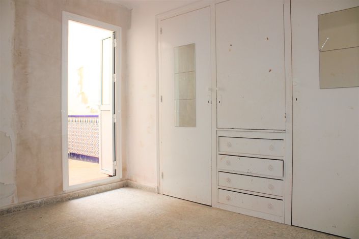 Image No.20-4 Bed House for sale