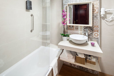 habitacion-superior-balcony-7-bath