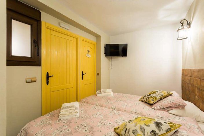 Image No.17-8 Bed House for sale