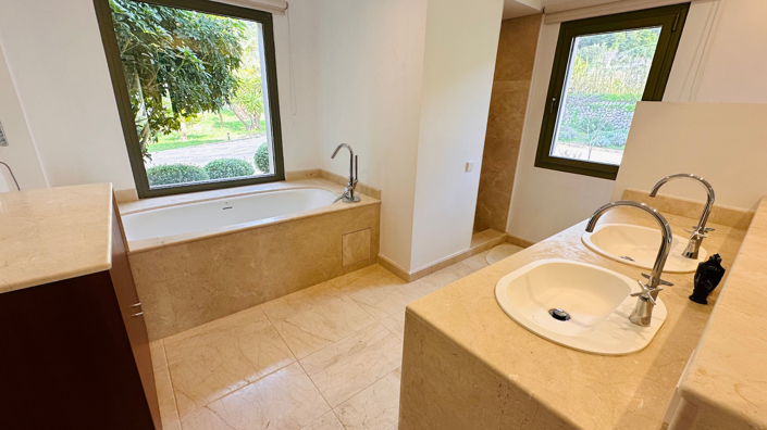 Image No.14-5 Bed Villa for sale