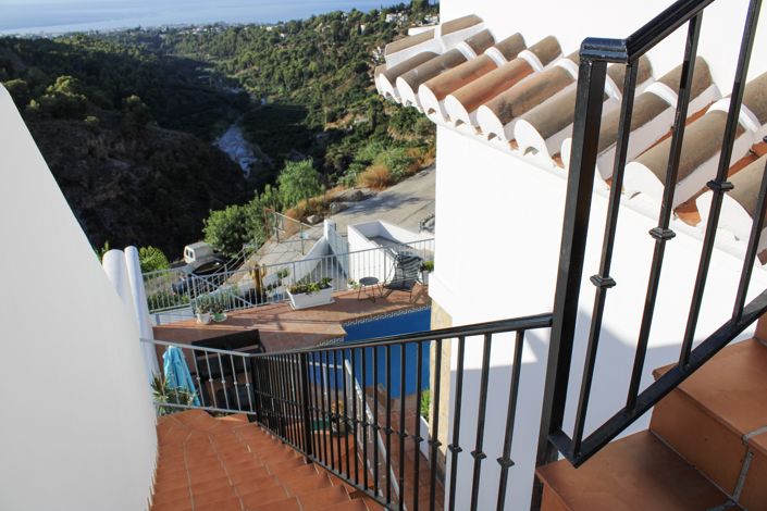 Image No.12-3 Bed Property for sale