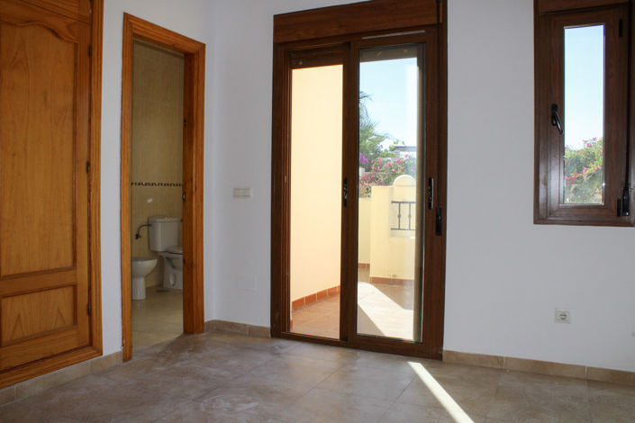 Image No.27-3 Bed Townhouse for sale