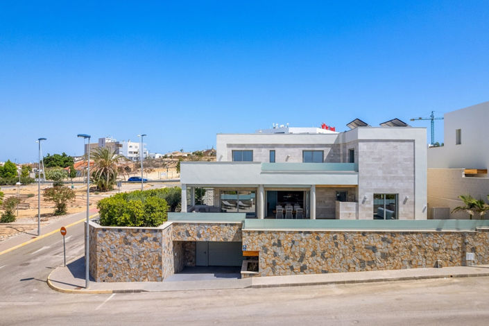 Image No.1-4 Bed Villa for sale