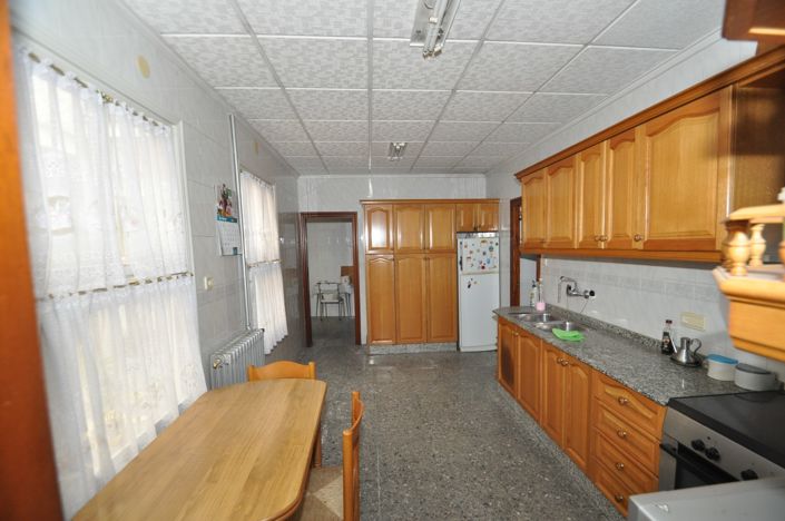 Image No.17-12 Bed Townhouse for sale