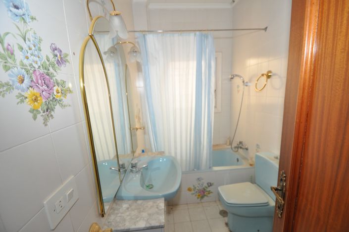Image No.45-12 Bed Townhouse for sale