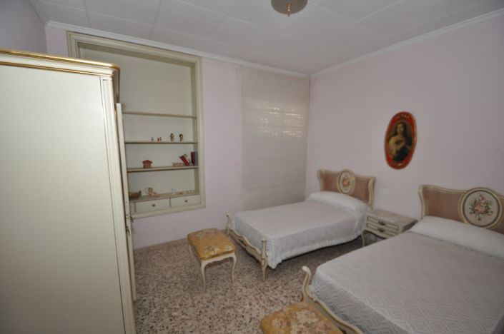Image No.48-12 Bed Townhouse for sale