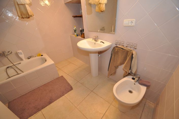 Image No.10-4 Bed House for sale