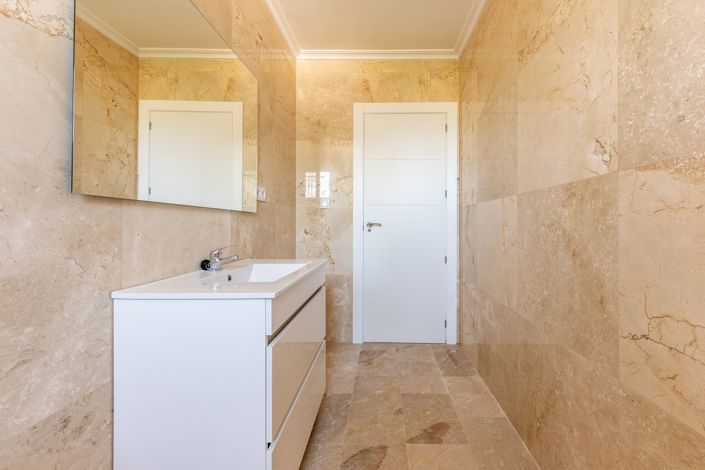 Image No.5-5 Bed Property for sale