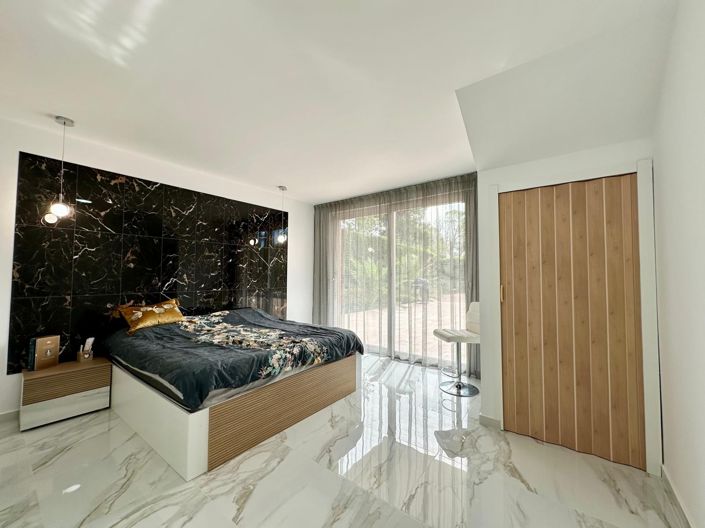 Image No.10-5 Bed Villa for sale