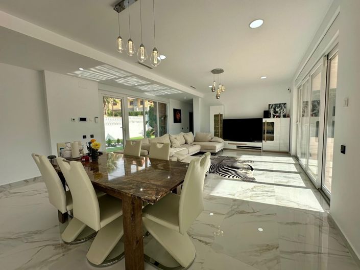 Image No.37-5 Bed Villa for sale