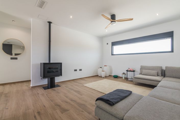 Image No.10-3 Bed Property for sale