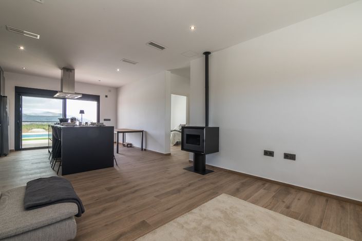 Image No.13-3 Bed Property for sale