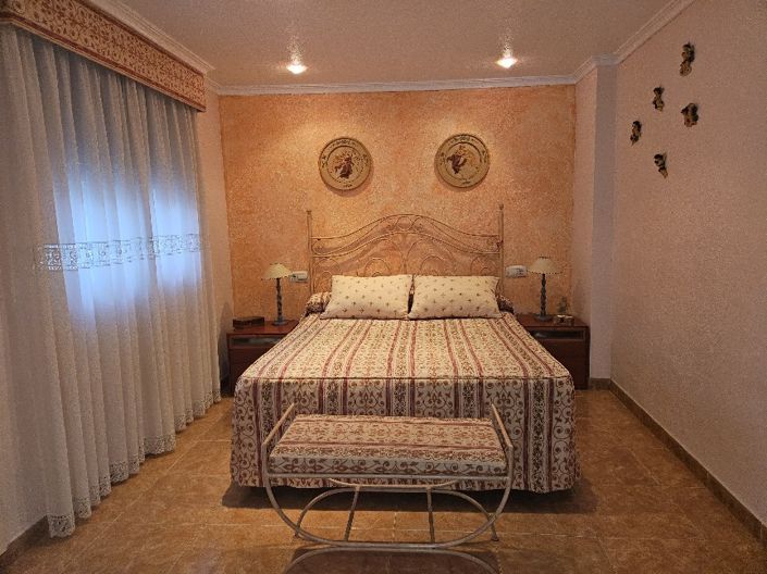 Image No.10-4 Bed Townhouse for sale