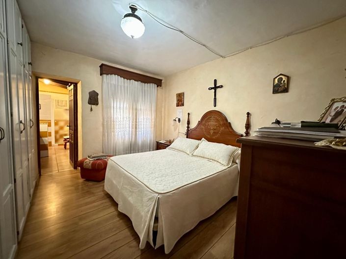 Image No.10-8 Bed Villa for sale