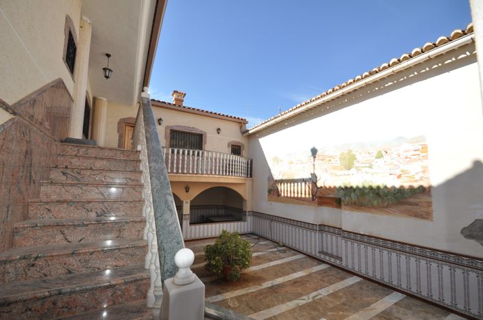 Image No.12-5 Bed Townhouse for sale