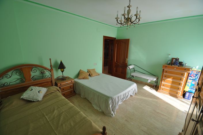 Image No.13-5 Bed Townhouse for sale