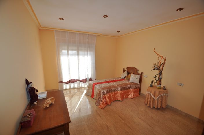 Image No.14-5 Bed Townhouse for sale