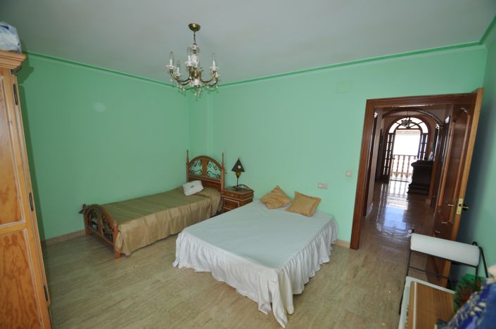 Image No.44-5 Bed Townhouse for sale