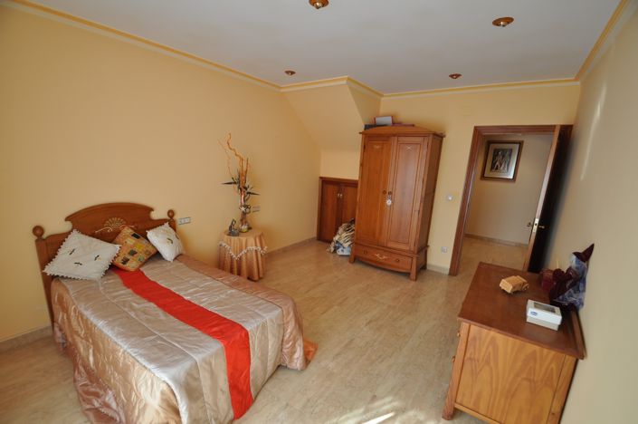 Image No.47-5 Bed Townhouse for sale