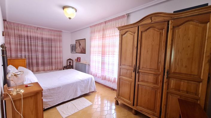 Image No.38-8 Bed Villa for sale