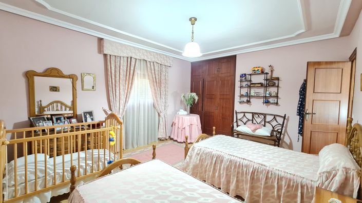 Image No.42-8 Bed Villa for sale