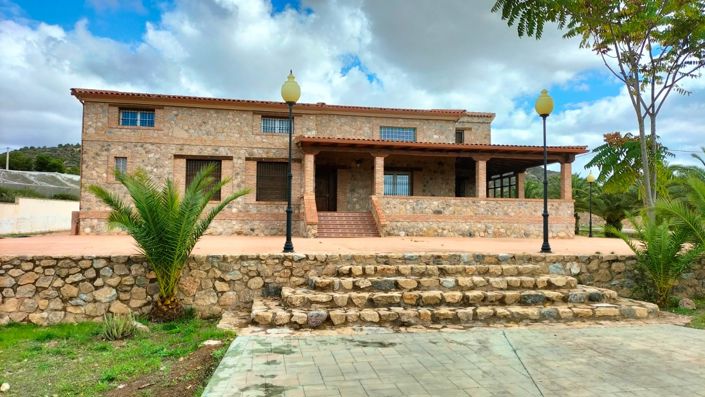 Image No.1-8 Bed Villa for sale