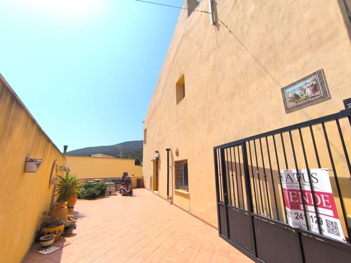 Image No.1-5 Bed Townhouse for sale