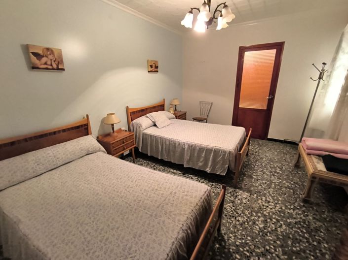 Image No.12-6 Bed Townhouse for sale