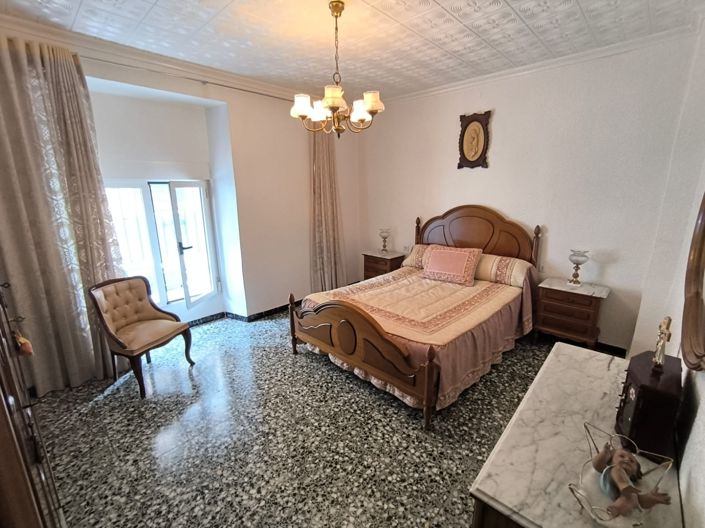 Image No.2-6 Bed Townhouse for sale