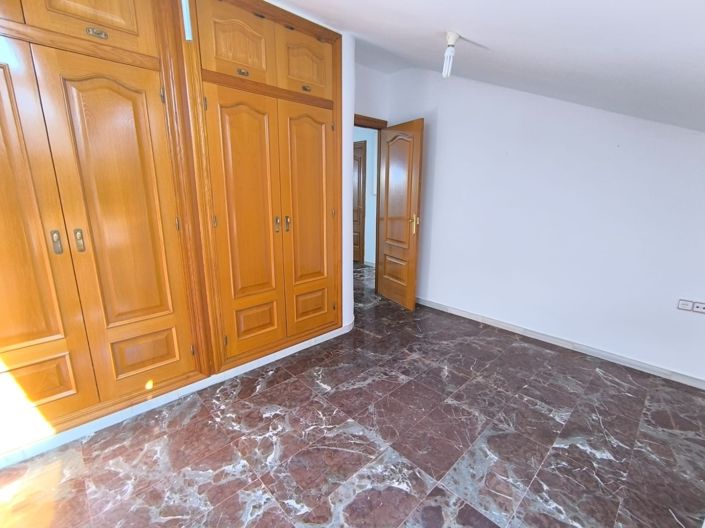 Image No.11-5 Bed Townhouse for sale