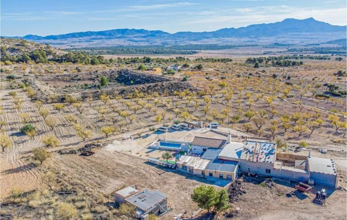 Image No.1-8 Bed Villa for sale