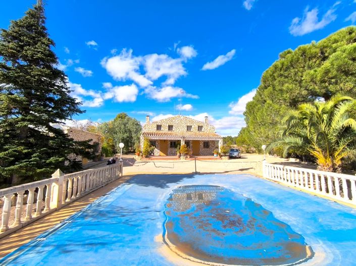 Image No.2-6 Bed Villa for sale