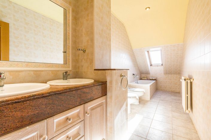 Image No.15-7 Bed Villa for sale